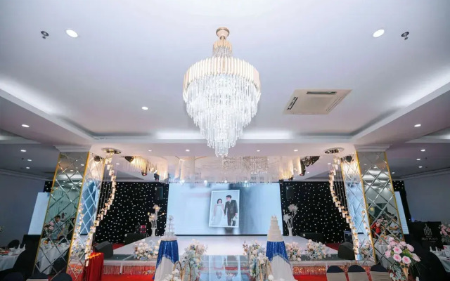 May Plaza Hotel