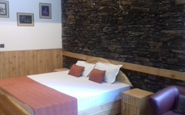 Dev Conifers Cafe and Cottages