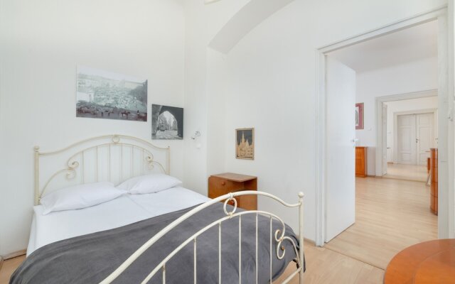 Picturesque Apartment Krakow by Renters