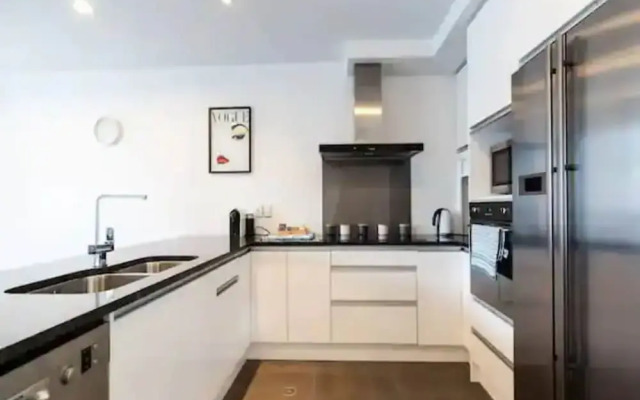 Spacious Home With Balcony - Free Carpark!