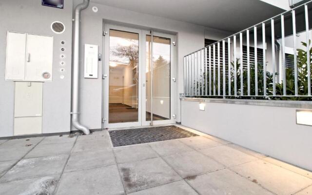 Yellow Flower Apartment with Pool - 5 min to Lake