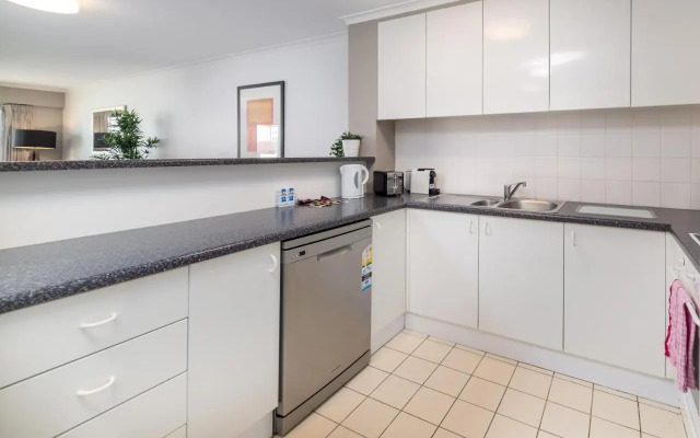2BR 2Bath L8 Executive Apartment, in City Centre