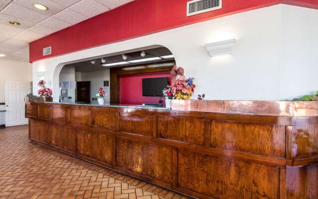Econo Lodge Inn & Suites Conference Center