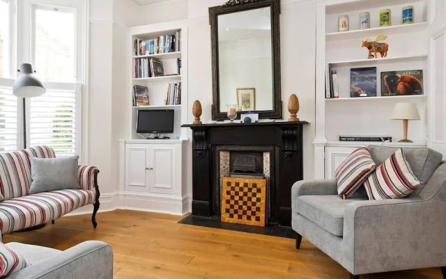 Spacious 4 Bed House, Battersea