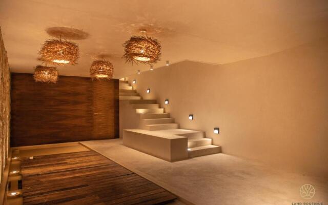 Spacious 2BR apt   Wide balcony w/tub & Yoga deck
