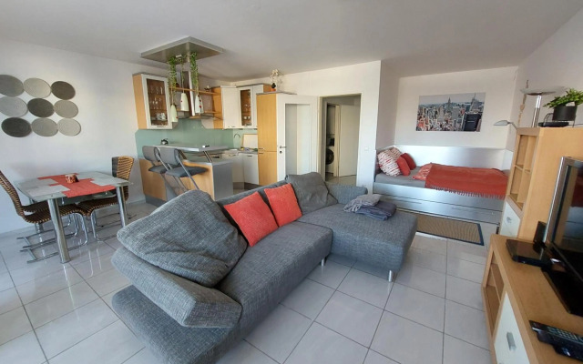 Mischek Tower Apartment with private terrace next to UNO