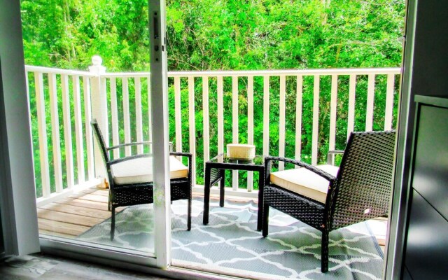 Stylish 3 Bedroom Home Private Balcony Patio