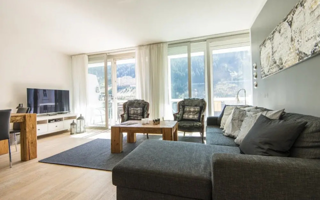 Spacious Apartment With Mountain View