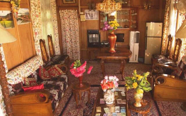 Houseboat Heaven Breeze