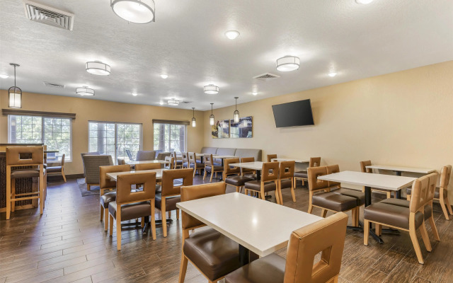 Best Western Plus Riverfront Hotel & Suites