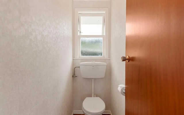 Lofty Lakeviews - Acacia Bay Holiday Home