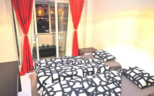 Twin Beds Bedroom Sharing, Wifi and Ac, 300 Meters From Station