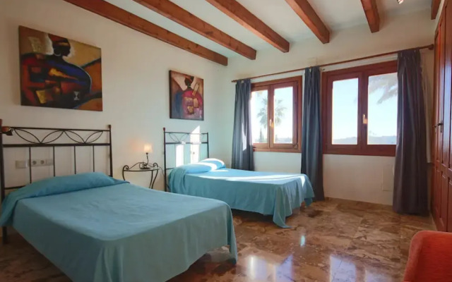 Private 4-bedroom Villa w/ Pool, Summer Kitchen & Expansive Living Space