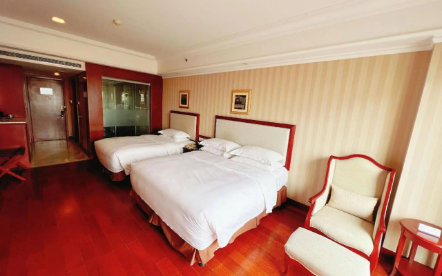 Enrichee Gloria Plaza Hotel
