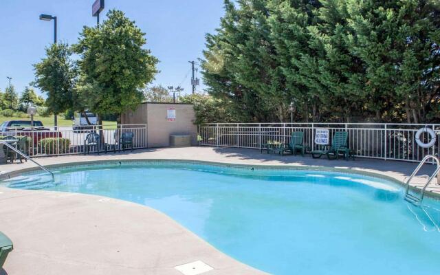 Econo Lodge Inn & Suites East