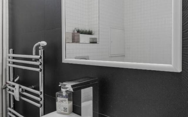 That 70's Apartment ~ Top Center with Balcony