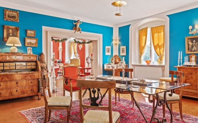 Lavish Castle in Riedenburg with Garden near Lake