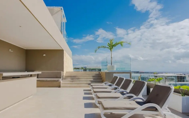 1 Rec Steps From the Beach Rooftop Pool