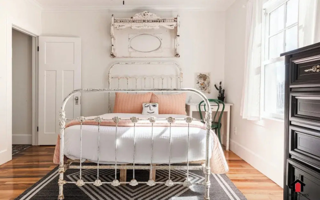 Remodeled 1920s Bungalow & Retro Casita