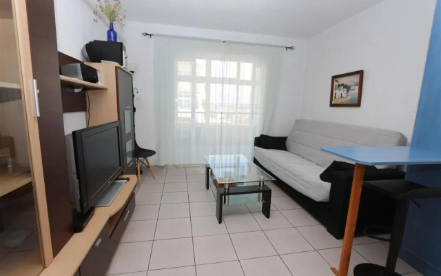 Apartment overlooking to the pool 2450
