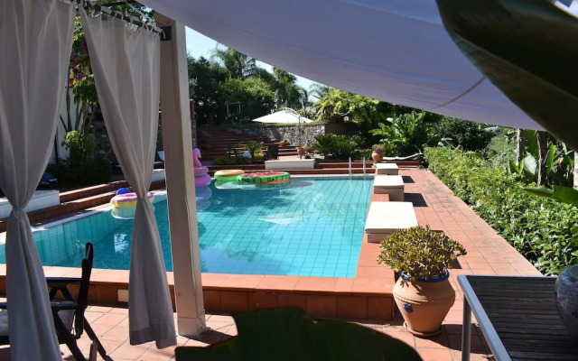 Stunning Villa With Private Pool Chlorine-free and Jacuzzi