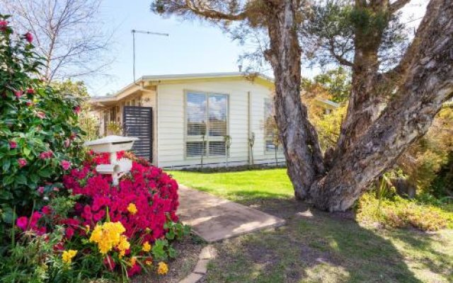 A Sun-Kissed Dromana Delight! Just steps to the beach