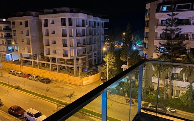 cozy 2 bedroom condo with pool and amenities
