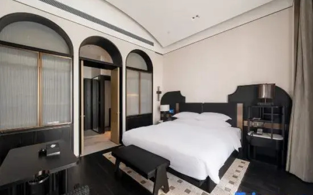 Louis Castle Sycamore Hotel