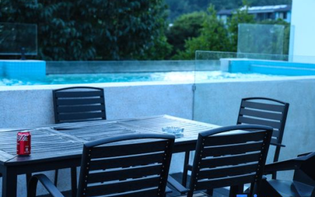 Yunqiyu Residence has a Starry Sky Pool Designer, Meishu (Anji Longwangshan Canyon Drifting Shop) – Pool – Huzhou