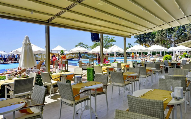 Azura Deluxe Resort & Spa