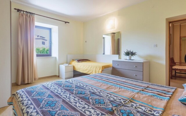 Beautiful Apartment in Valbandon With 3 Bedrooms and Wifi