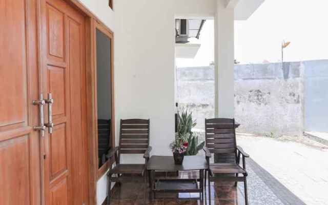 OYO 1680 Dahlia Guesthouse Near RSI Hidayatullah