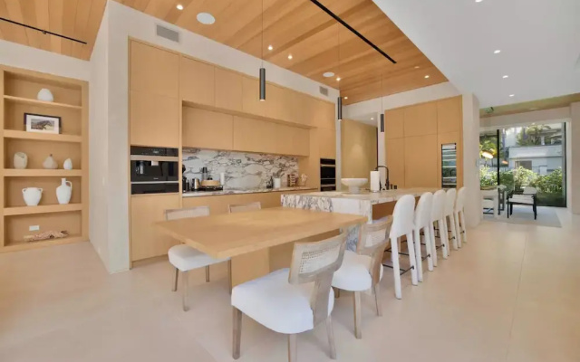 Hutton Villa - 5-bedroom Retreat in Iconic Beverly Hills Oasis