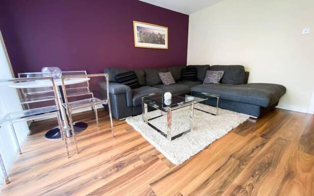 Glasgow Ellerslie Path 2bd Home - Parking