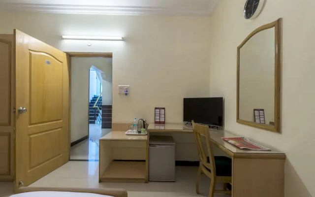 Hotel Raj Comforts - Golf View