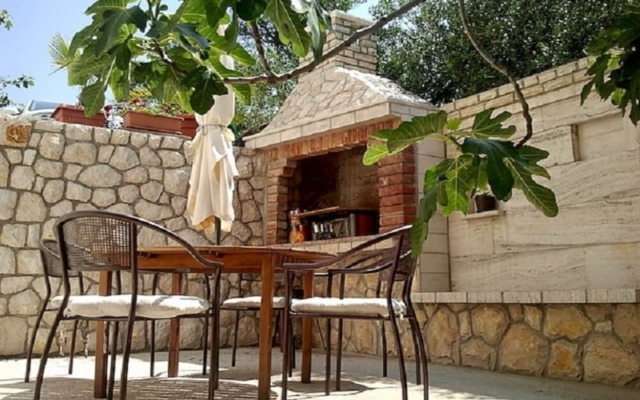 Apartment Lidija - family friendly & close to the sea: B2 Banjol, Island Rab