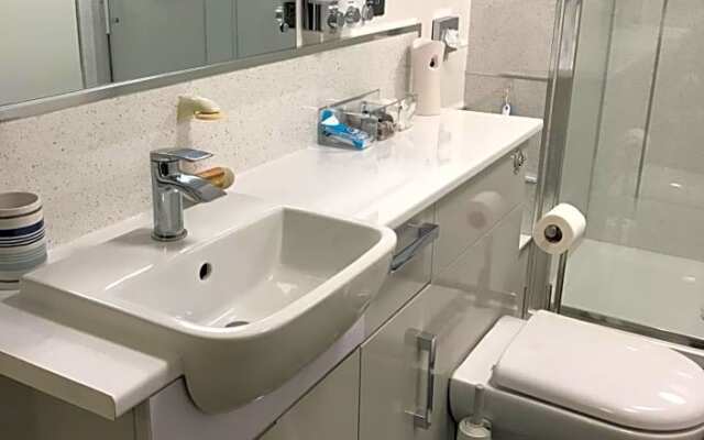 Luxury 3 bedded room with sea peeps and parking