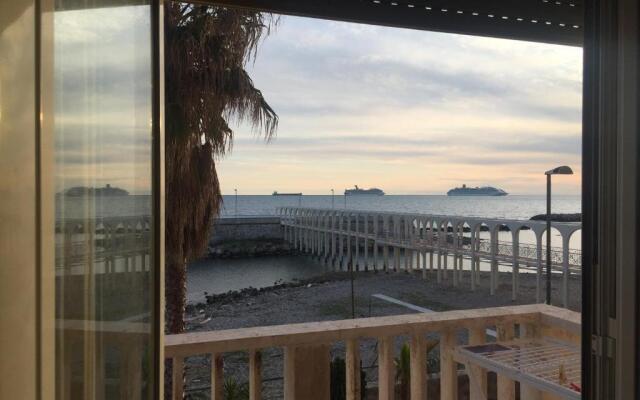 Suite beachfront near the station and Port, 5 beds