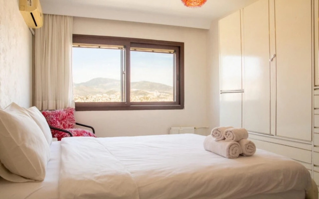 Vibrant Flat Near Trendy Attractions in Karsiyaka