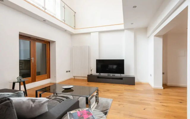 Platinum Apartment in Camden 9946