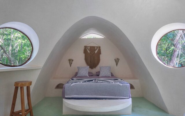 Room in Lodge - Unique Jungle Dome 2 Queen Beds