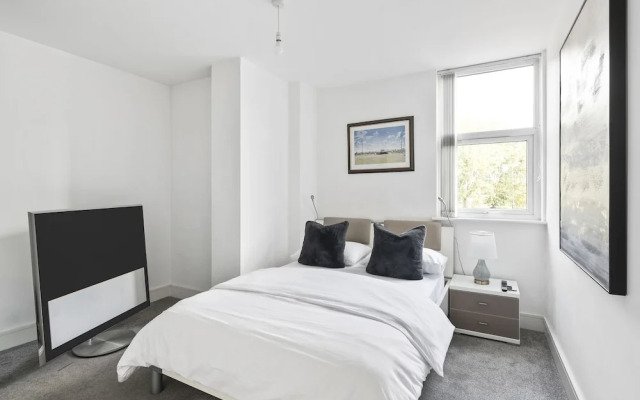 Luxurious 2 Bedroom Apartment With Free Parking