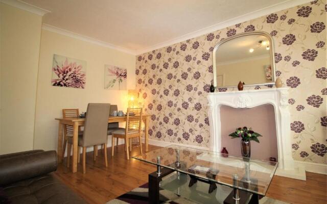 Large Balcony Apartment - Town & Races -2 Dbl Beds