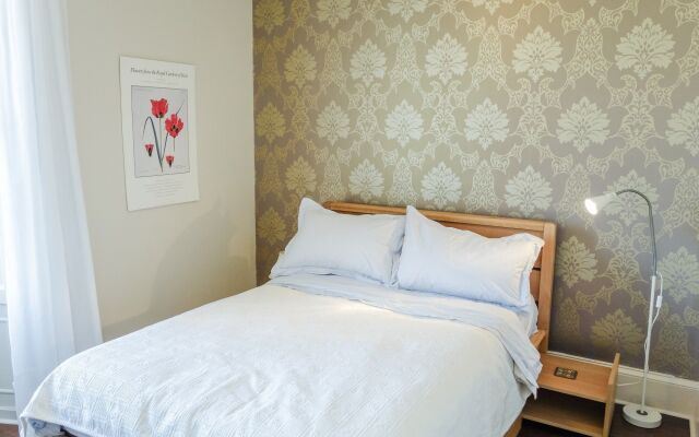 Sophisticated Edinburgh Apartment in City Centre