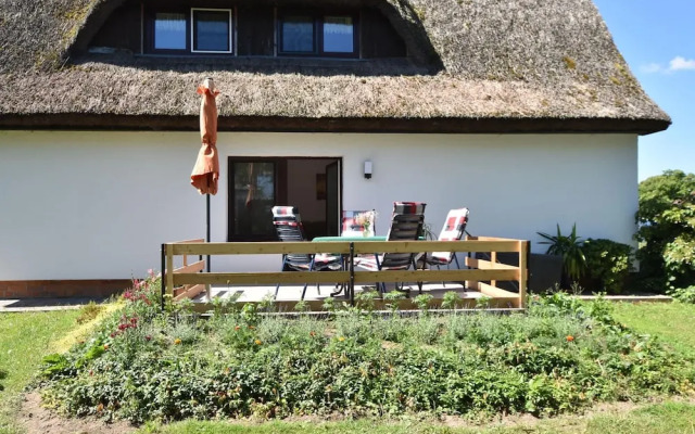 Quaint Apartment in Pepelow near Sea