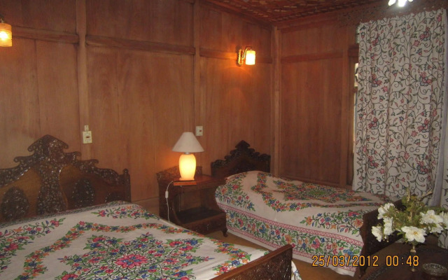 Wangnoo Houseboats