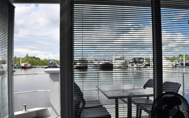 Cozy floating boatlodge "Maastricht"