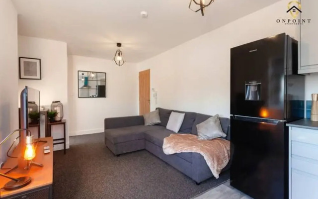 Modern 3-Storey Apartment & Free Parking