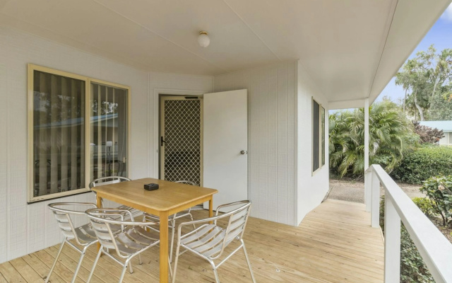 Discovery Parks - Coolwaters Yeppoon – Balcony – Kinka Beach