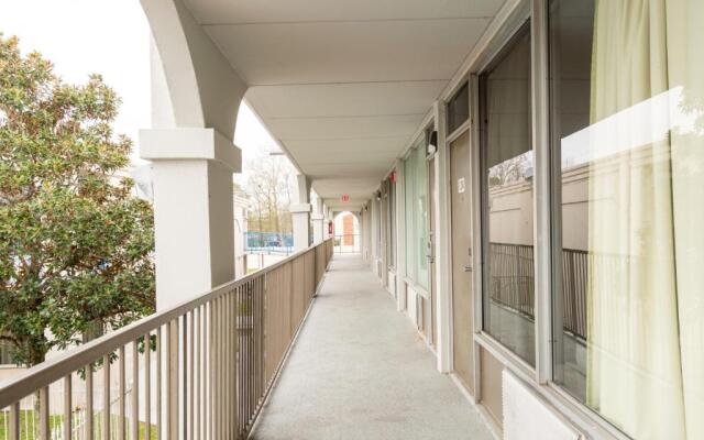 Calloway Inn & Suites